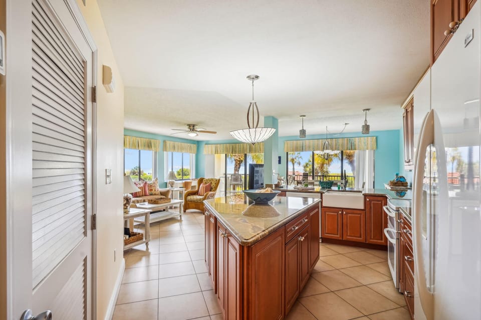 Condo, 1 King Bed (Land's End 8-201 Beach Front - Premie) | Interior