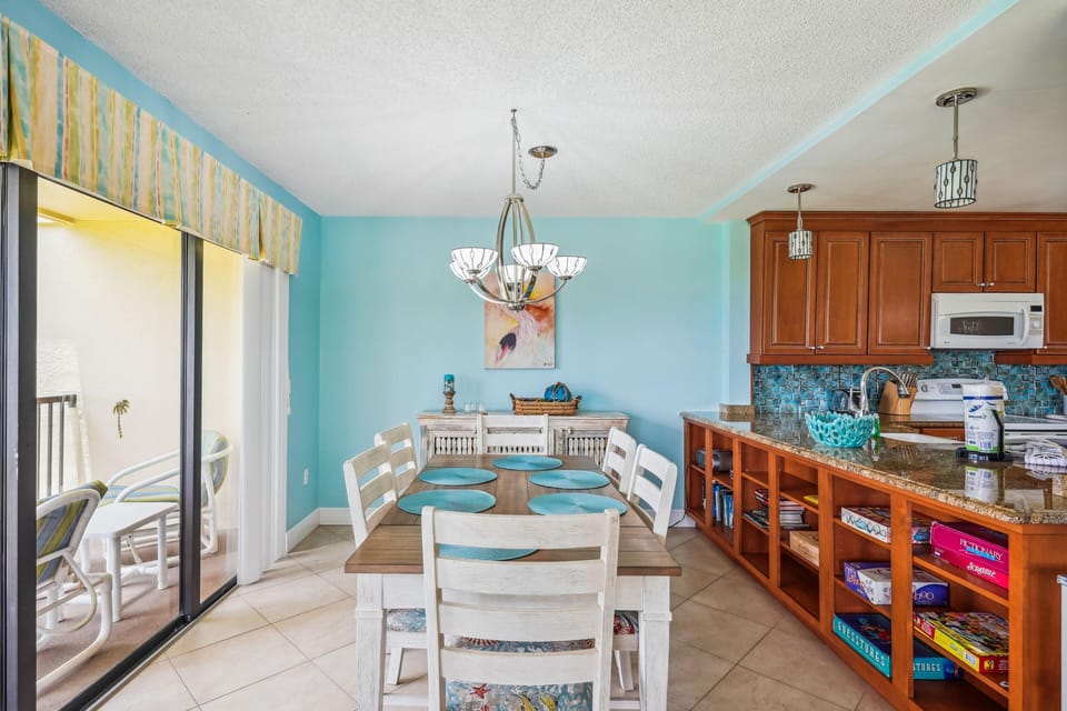 Condo, 1 King Bed (Land's End 8-201 Beach Front - Premie) | Dining