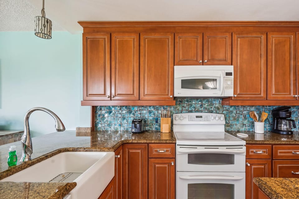 Condo, 1 King Bed (Land's End 8-201 Beach Front - Premie) | Private kitchen