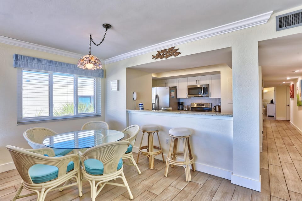 Condo, 1 King Bed (Land's End 7-406 Beach Front - Premie) | Dining
