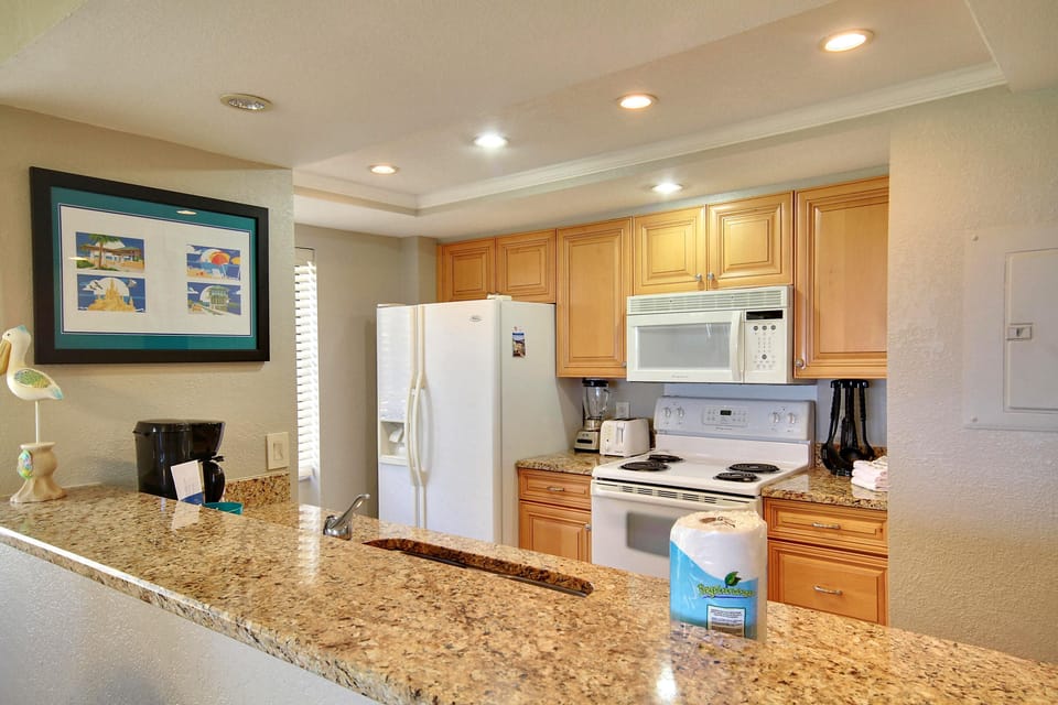 Condo, 1 King Bed (Land's End 8-306 Beach Front - Premie) | Private kitchen
