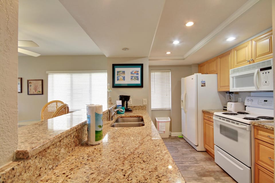 Condo, 1 King Bed (Land's End 8-306 Beach Front - Premie) | Private kitchen