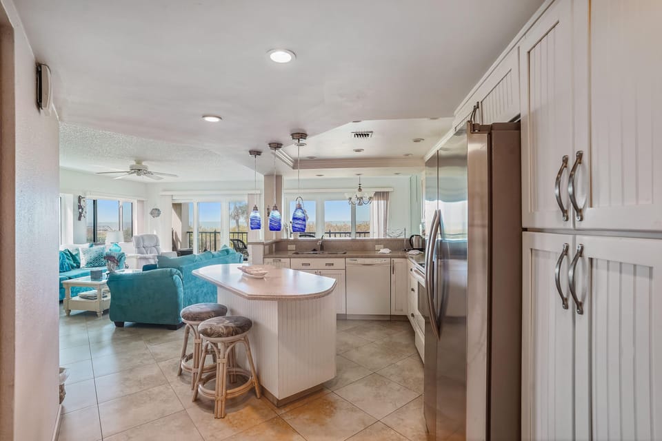 Condo, 1 King Bed (Land's End 9-201 Beach Front - Premie) | Private kitchen | Oven, toaster