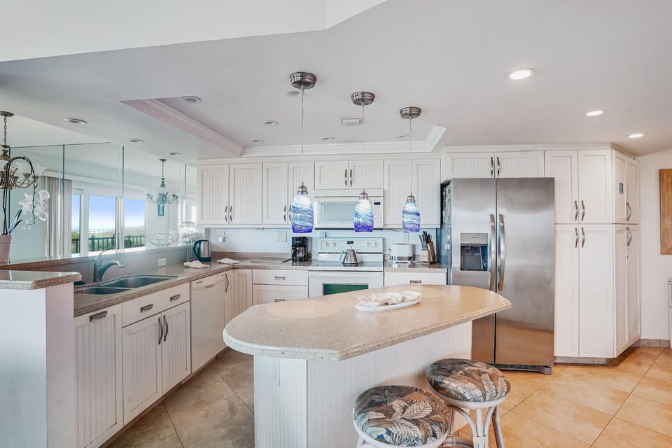 Condo, 1 King Bed (Land's End 9-201 Beach Front - Premie) | Private kitchen | Oven, toaster