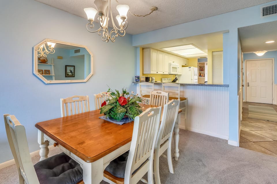 Condo, 1 King Bed (Land's End 9-202 Beach Front) | Dining