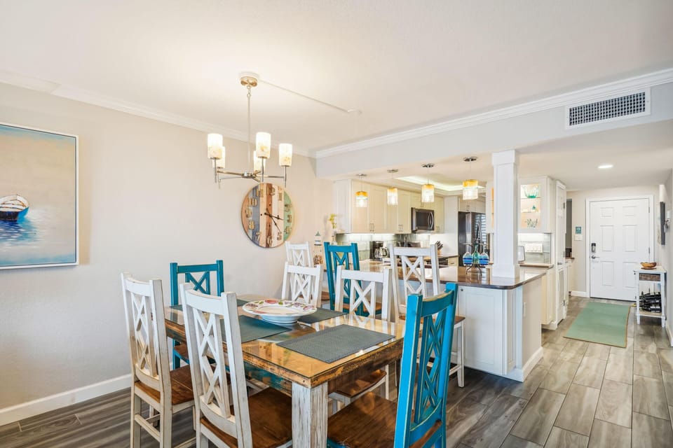 Condo, 1 King Bed (Land's End 9-304 Beach Front - Premie) | Dining