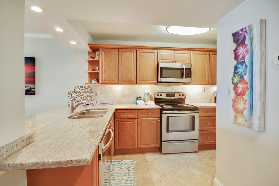 Condo, Multiple Beds (Land's End 9-404 Beach Front - Premie) | Private kitchen
