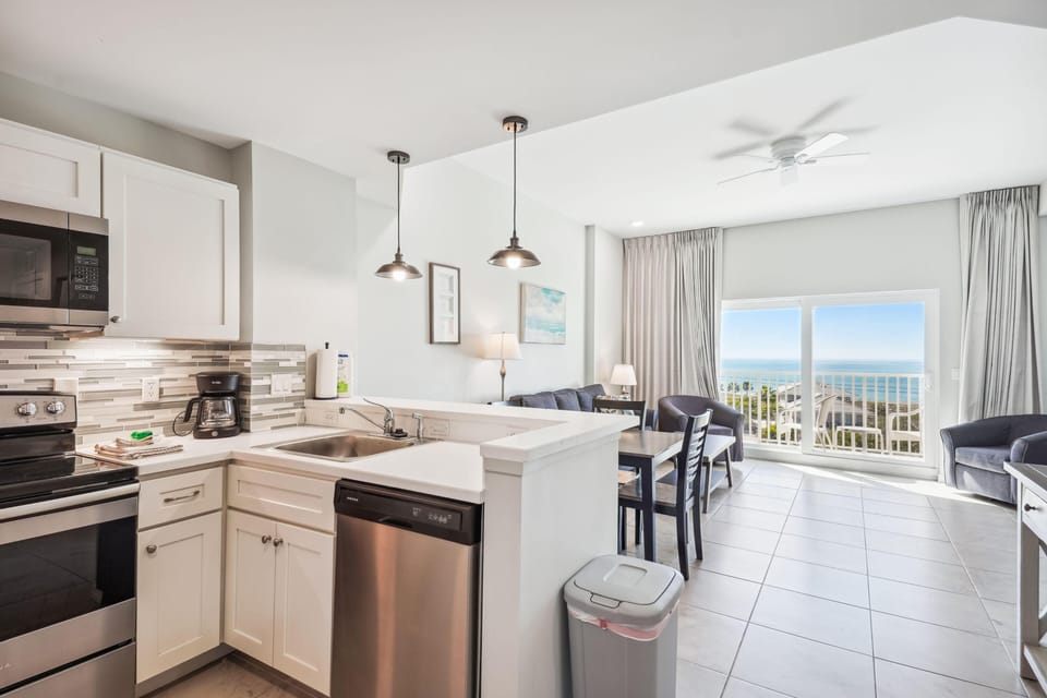 Condo, Multiple Beds (Madeira Bay Resort I 1504) | Private kitchen | Oven