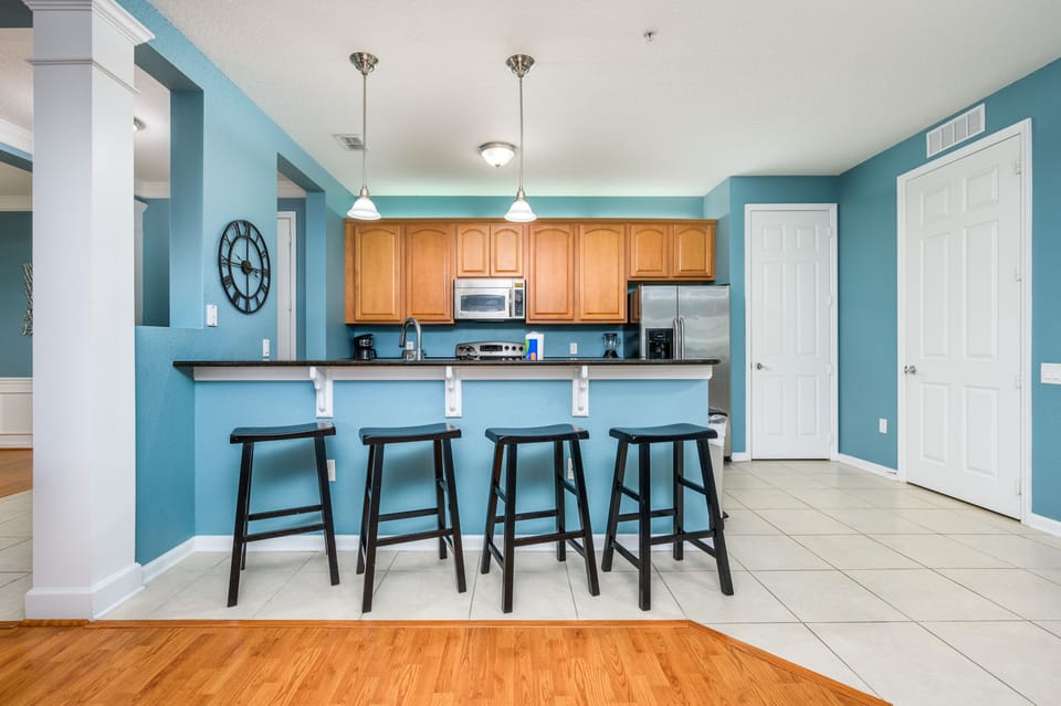 Kitchen and Breakfast Bar