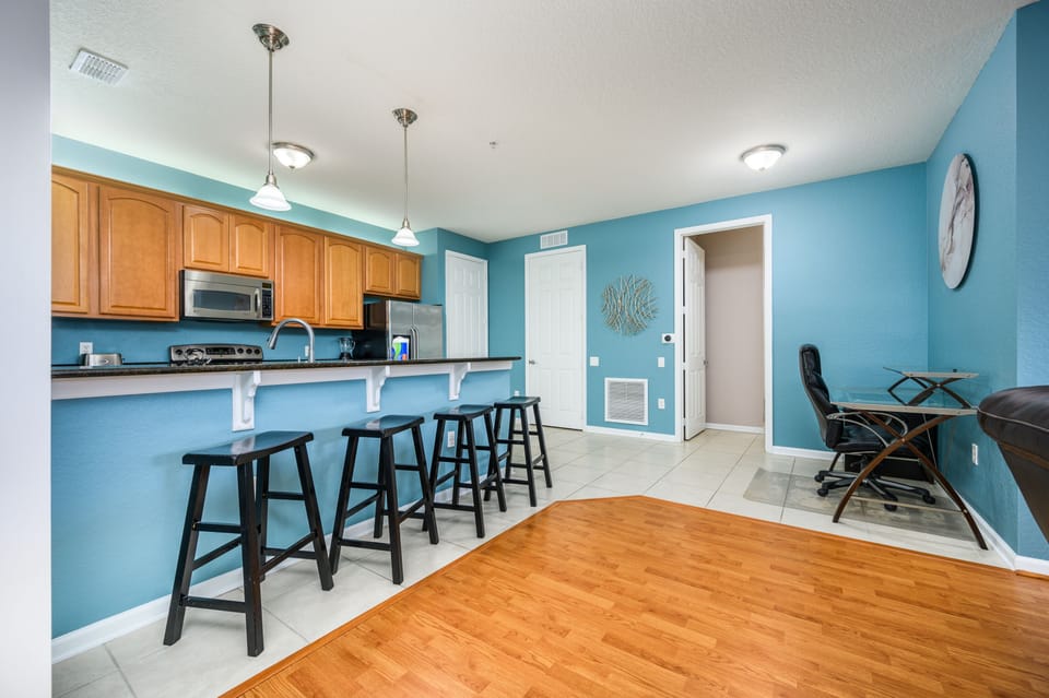 Kitchen and Breakfast Bar