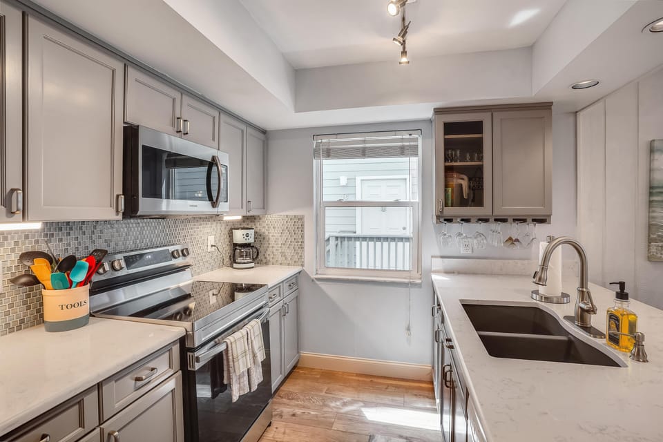 Condo, Multiple Beds (Pelican Pointe 2C) | Private kitchen | Oven, toaster