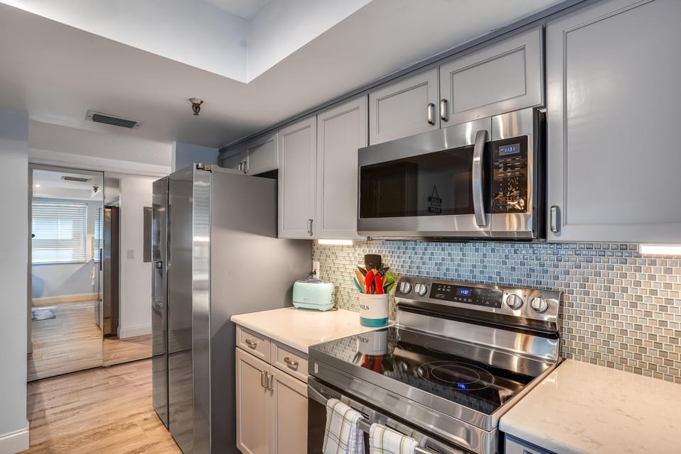 Condo, Multiple Beds (Pelican Pointe 2C) | Private kitchen | Oven, toaster