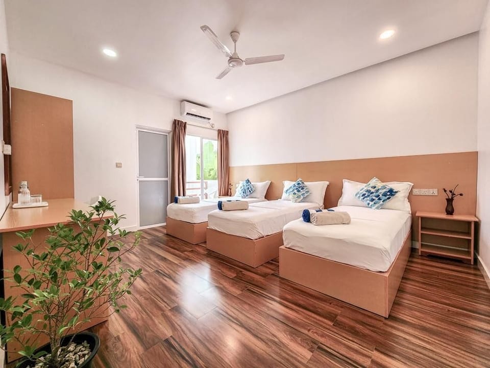 Deluxe Triple Room | In-room safe, individually furnished, desk, laptop workspace