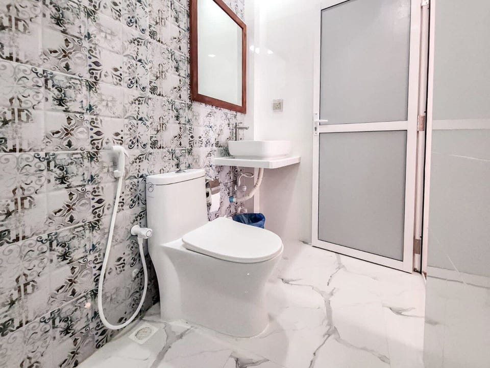Deluxe Triple Room | Bathroom | Free toiletries, hair dryer