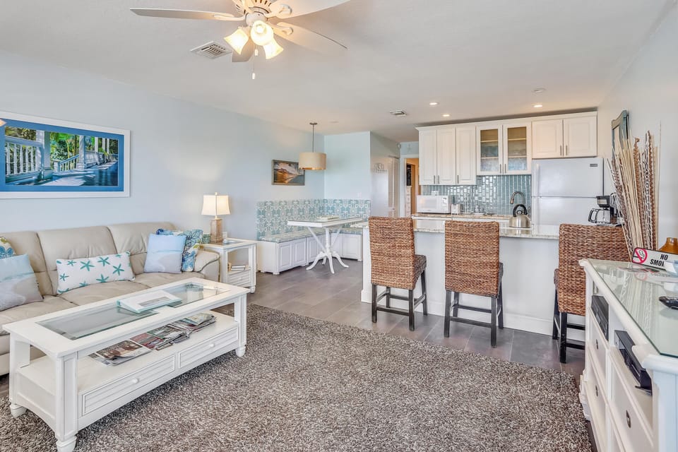 Condo, 1 King Bed (Sunset Chateau 511) | Living area | TV