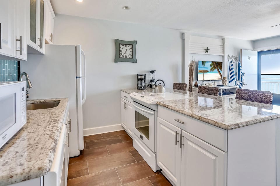 Condo, 1 King Bed (Sunset Chateau 511) | Private kitchen | Oven