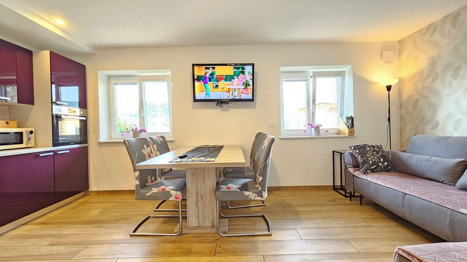 Living room with Smart Tv (Netflix)