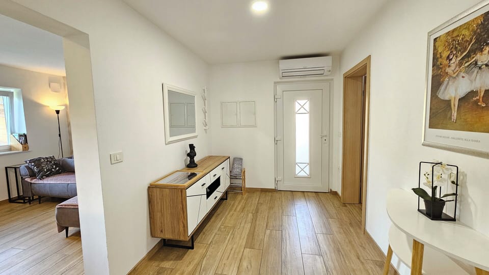The hall/reception
more infos: www.istrianapartments.si