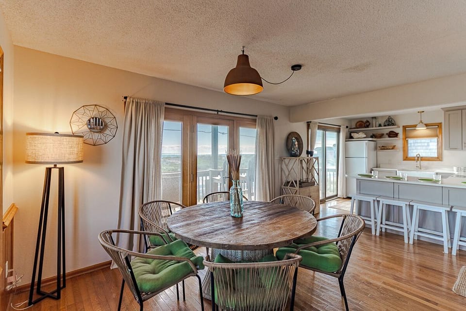 Mid Level Dining Area