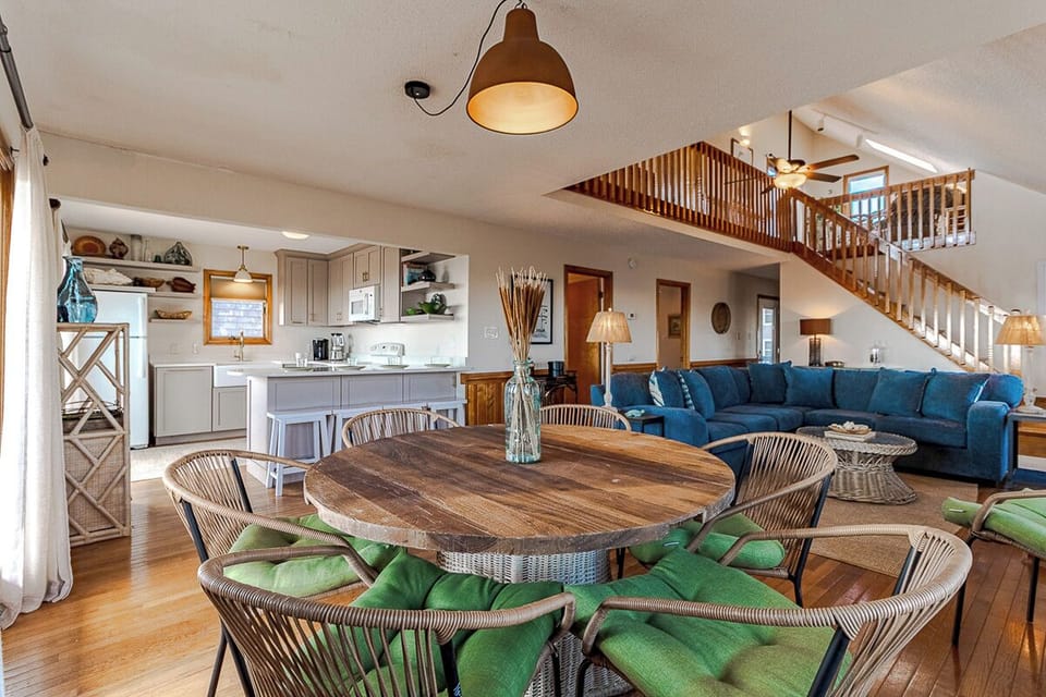Mid Level Dining Area