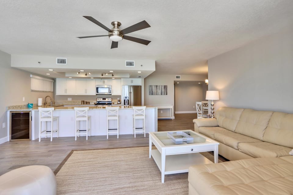 Condo, 1 King Bed (Trillium 4C - Premier) | Living area | TV