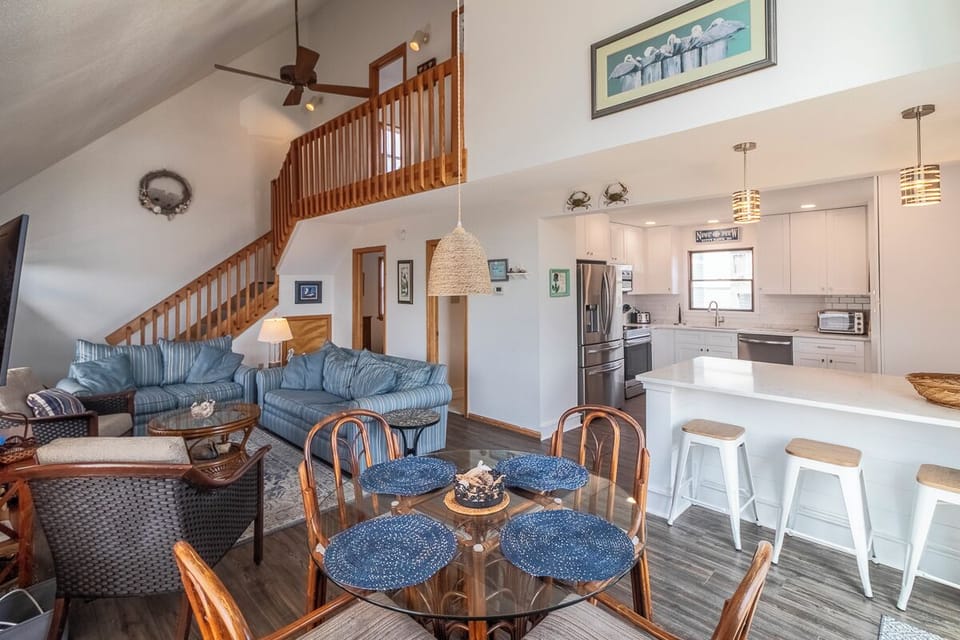 Main Level Dining Area