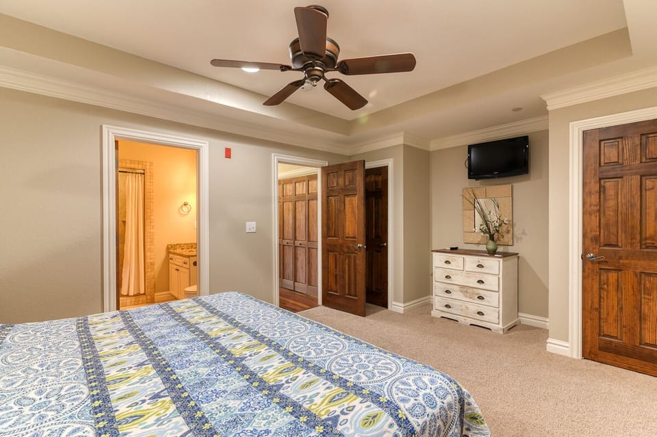Lower Level King En Suite