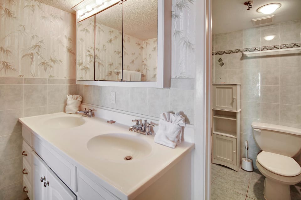 Villa Madeira 204 - Premier Apartment in Madeira Beach
