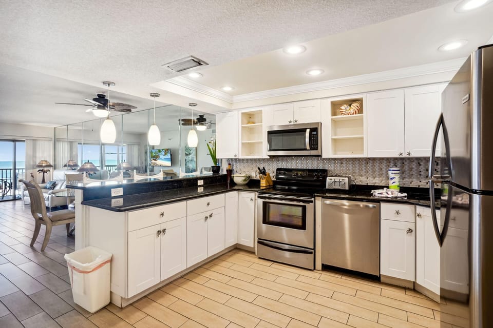 Condo, Multiple Beds (Villa Madeira 207 - Premier) | Private kitchen | Oven, toaster