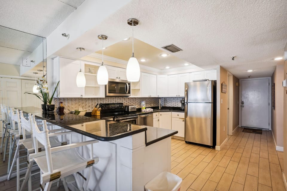 Condo, Multiple Beds (Villa Madeira 207 - Premier) | Private kitchen | Oven, toaster