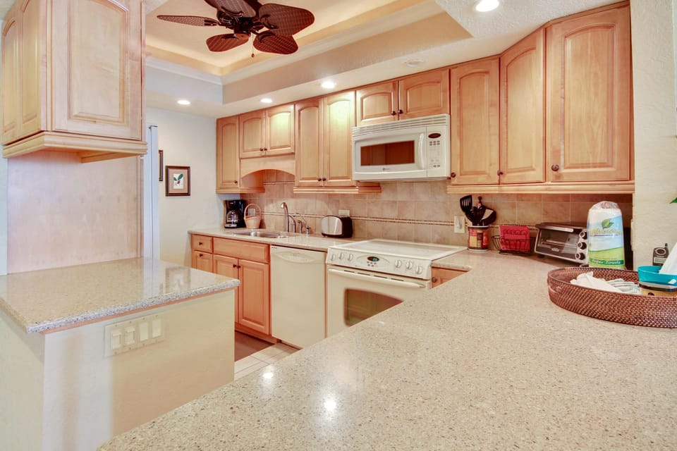 Condo, 1 King Bed (Villa Madeira 208) | Private kitchen | Oven, toaster