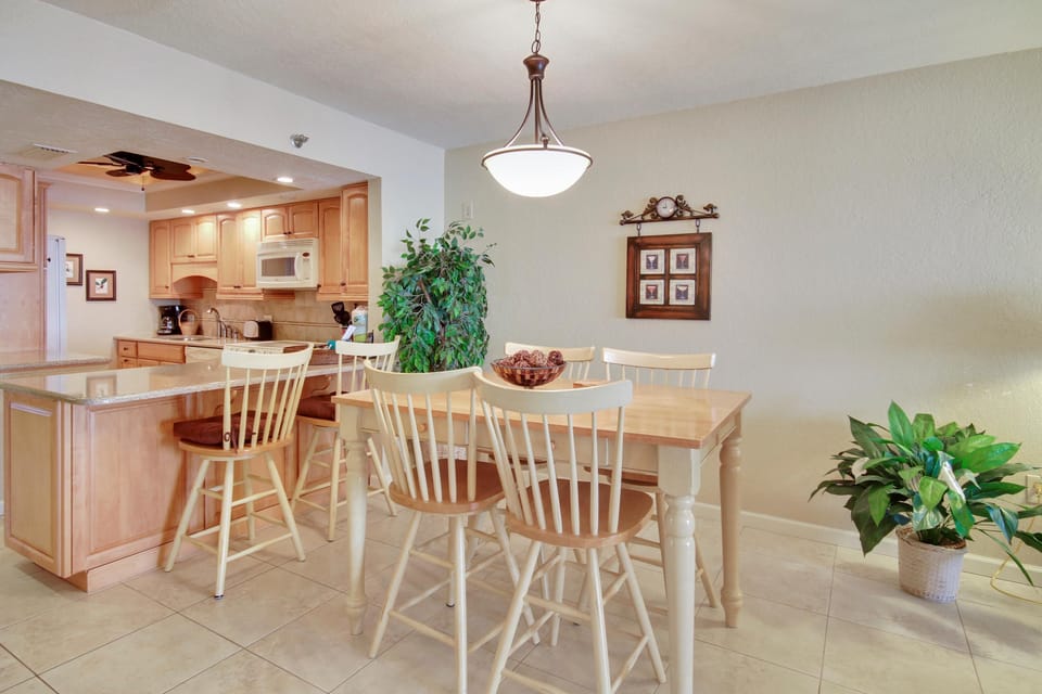 Condo, 1 King Bed (Villa Madeira 208) | Dining