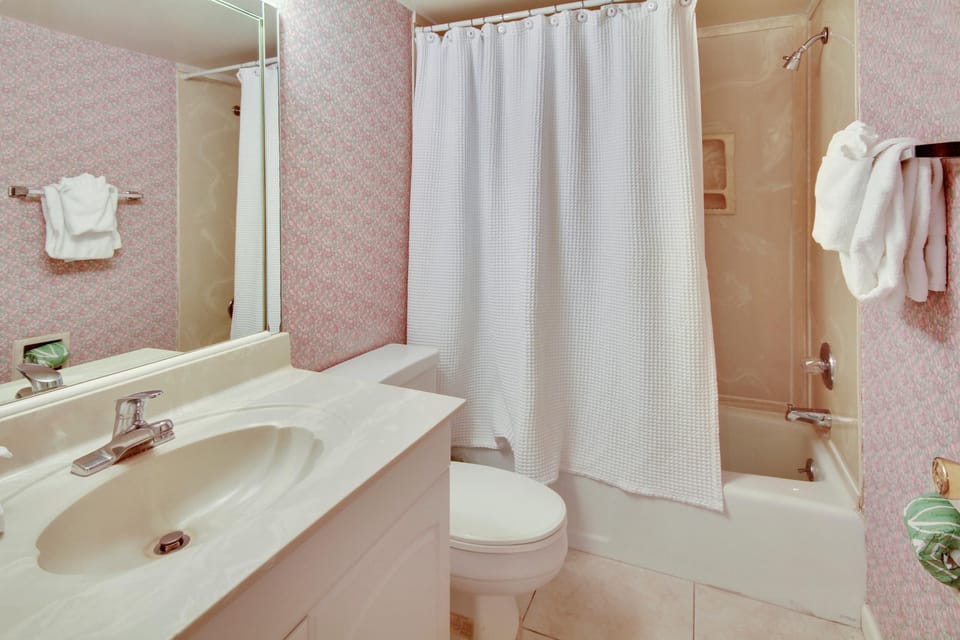 Villa Madeira 208 Apartment in Madeira Beach