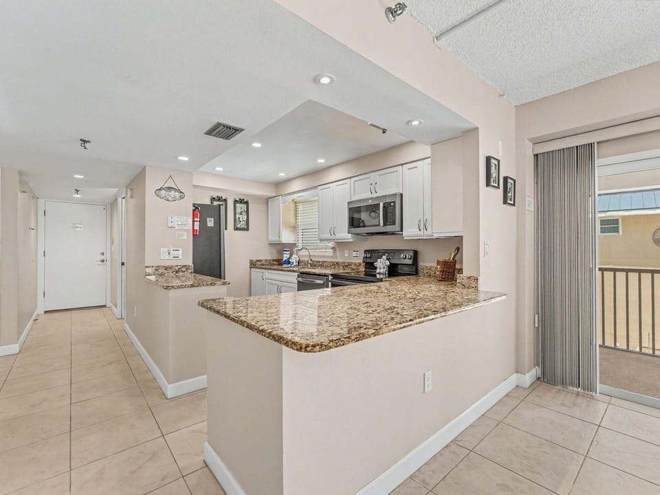 Condo, Multiple Beds (Villa Madeira 301 - Premier) | Private kitchen | Oven, toaster
