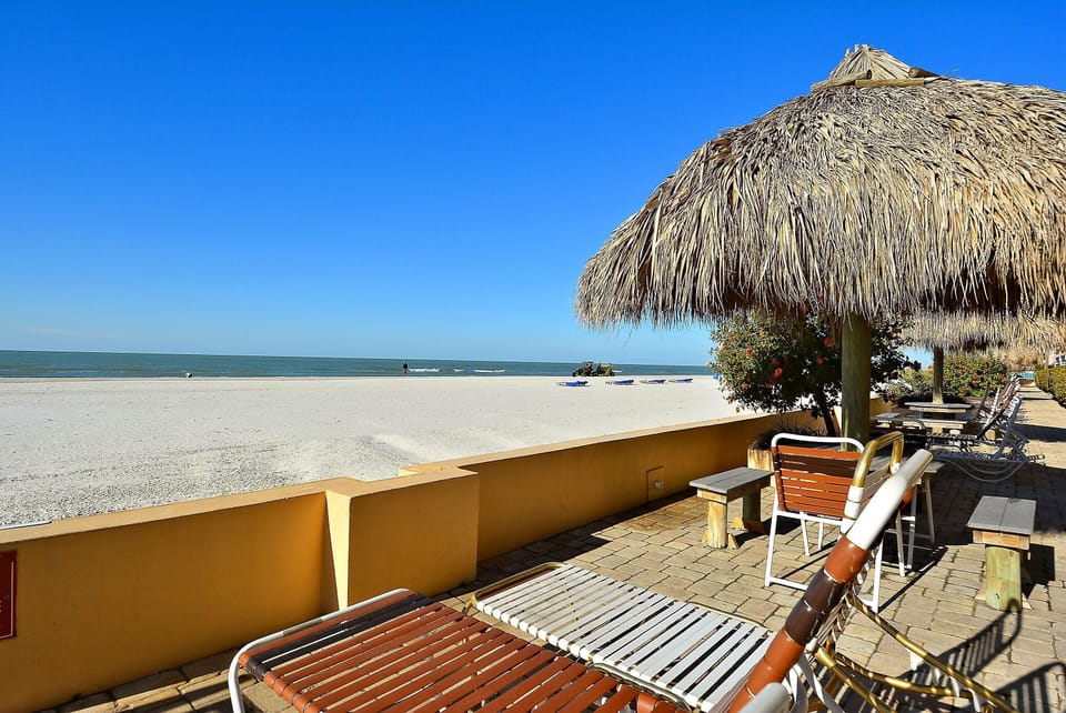 Villa Madeira 301 - Premier Apartment in Madeira Beach