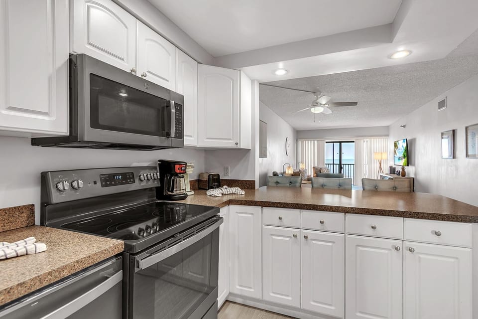 Condo, Multiple Beds (Villa Madeira 305) | Private kitchen