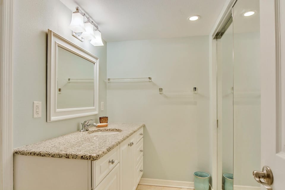 Villa Madeira 307 - Premier Apartment in Madeira Beach