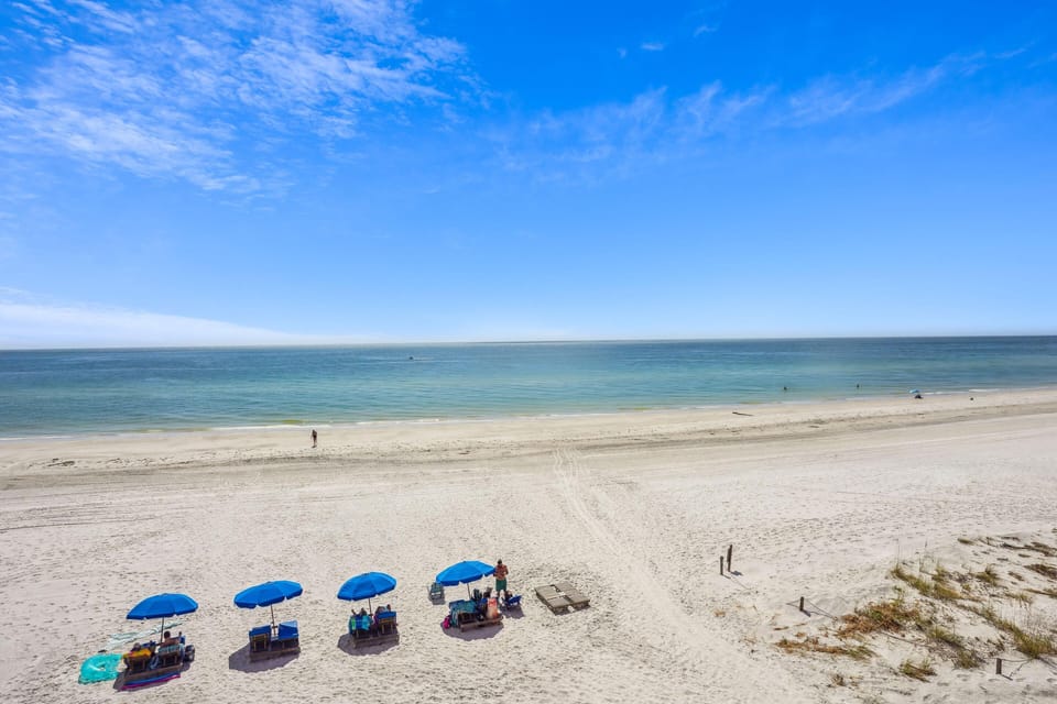 Villa Madeira 405 - Premier Apartment in Madeira Beach