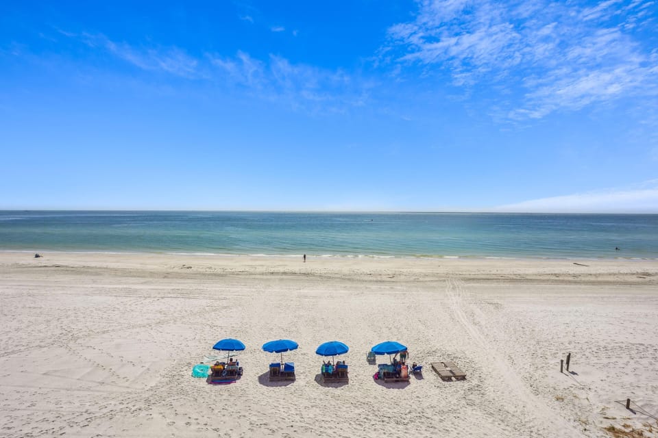 Villa Madeira 405 - Premier Apartment in Madeira Beach