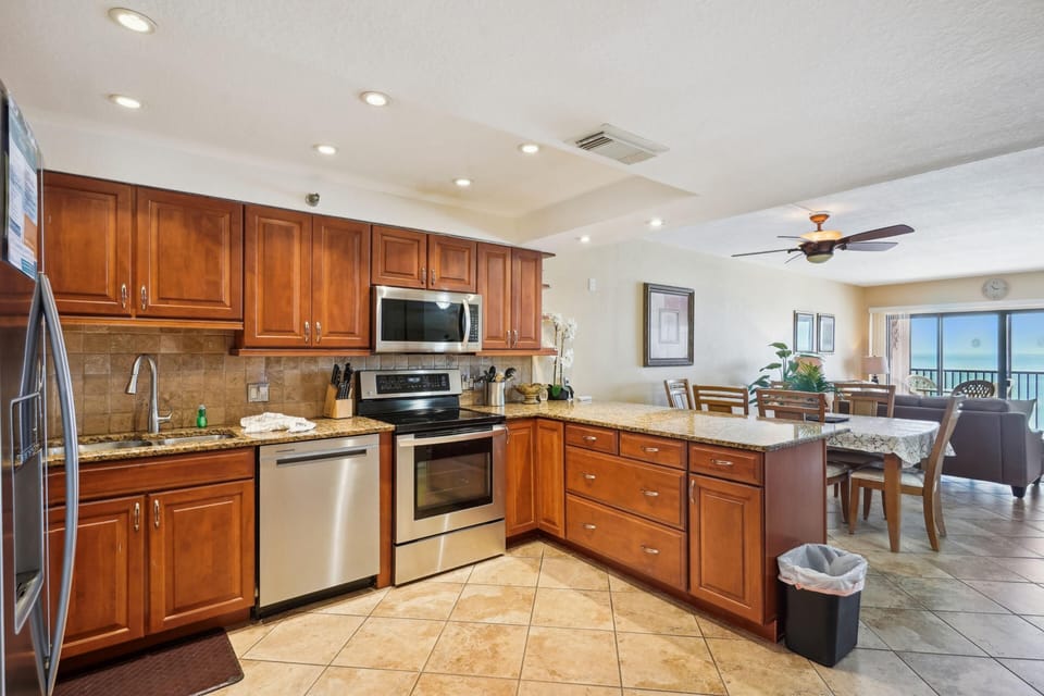 Condo, 1 King Bed with Sofa bed (Villa Madeira 405 - Premier) | Private kitchen | Oven, toaster