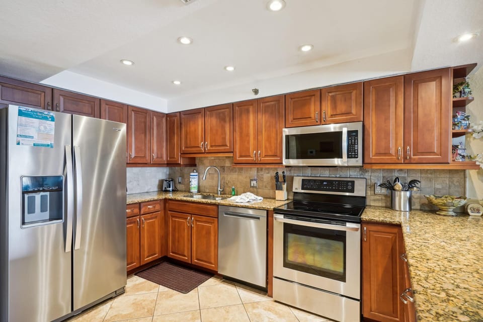 Condo, 1 King Bed with Sofa bed (Villa Madeira 405 - Premier) | Private kitchen | Oven, toaster