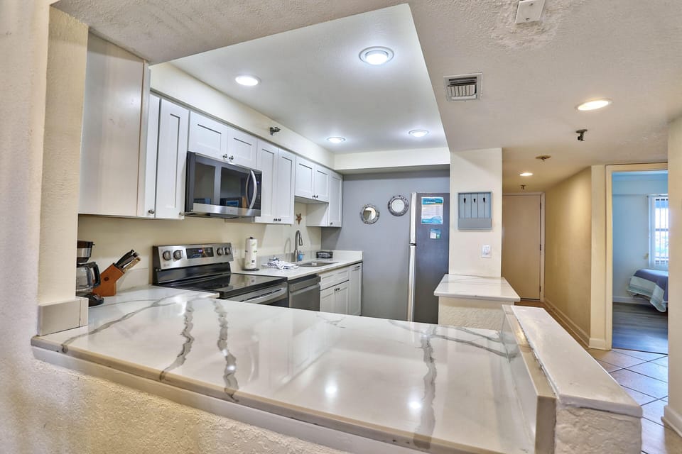 Condo, Multiple Beds (Villa Madeira 406) | Private kitchen | Oven, toaster