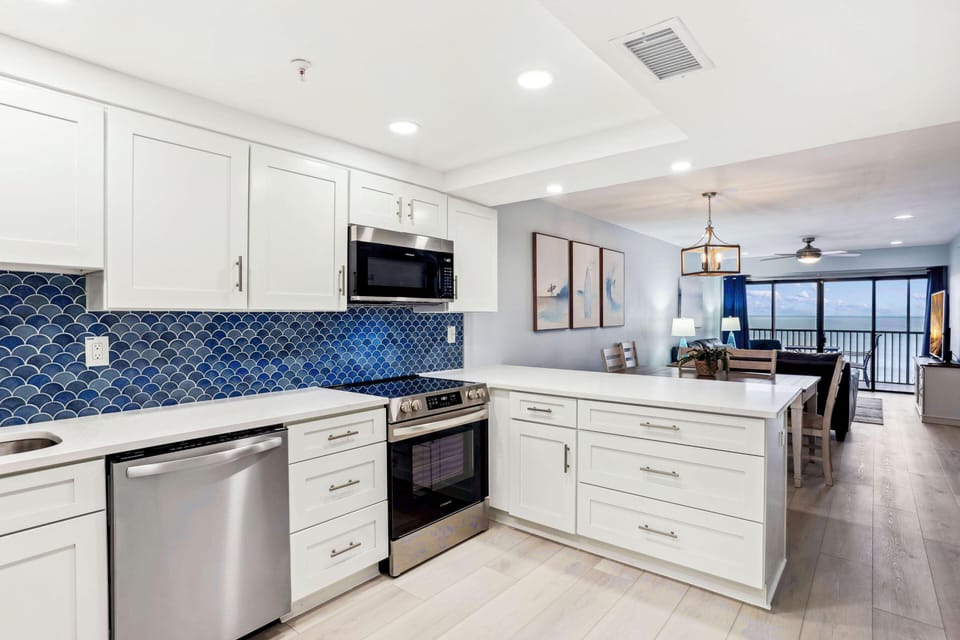 Condo, Multiple Beds (Villa Madeira 408 - Premier) | Private kitchen | Oven, toaster