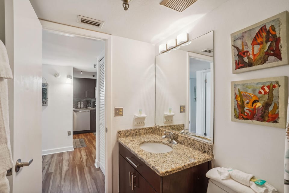 Villa Madeira 505 - Premier Apartment in Madeira Beach