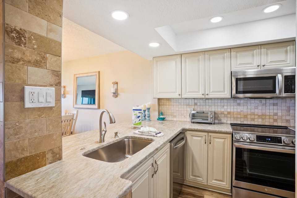 Condo, Multiple Beds (Land's End 11-305 Beach Front - Premi) | Private kitchen | Oven, toaster