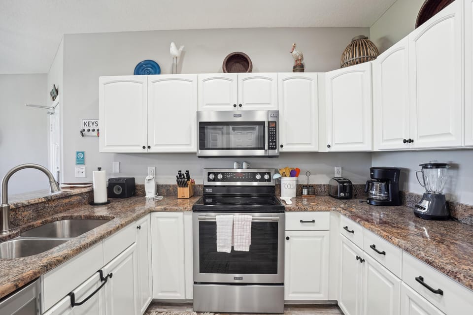 Condo, Multiple Beds (Mariner's Pointe 701) | Private kitchen | Oven, toaster