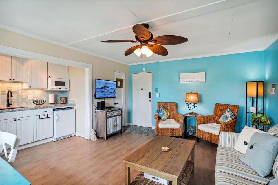 Condo, 1 Queen Bed with Sofa bed (Friendly Native 507) | Living area | TV