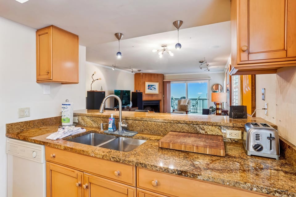 House, 1 Queen Bed (Pelican Pointe 3B) | Private kitchen | Oven, toaster