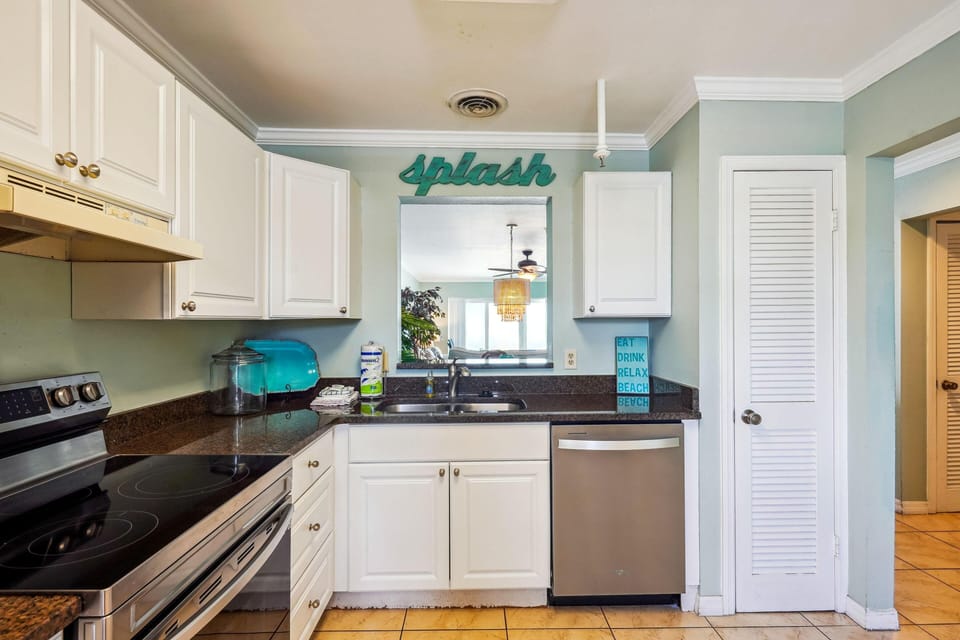 Condo, Multiple Beds (Sea Breeze 106) | Private kitchen | Oven, toaster