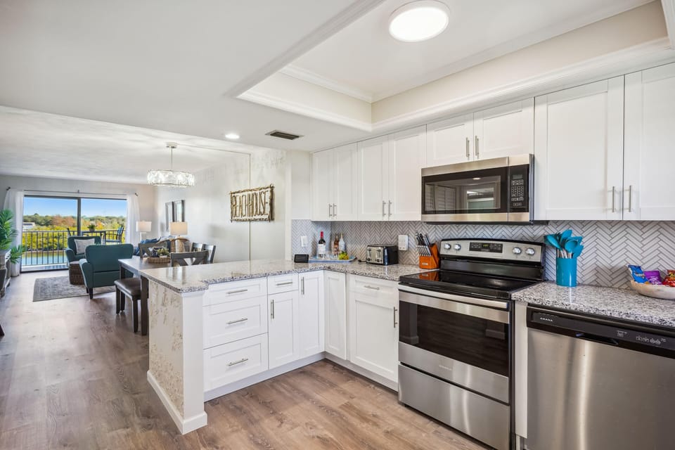 Condo, Multiple Beds (Bayshore Yacht & Tennis 409 - Premier) | Private kitchen | Oven, toaster